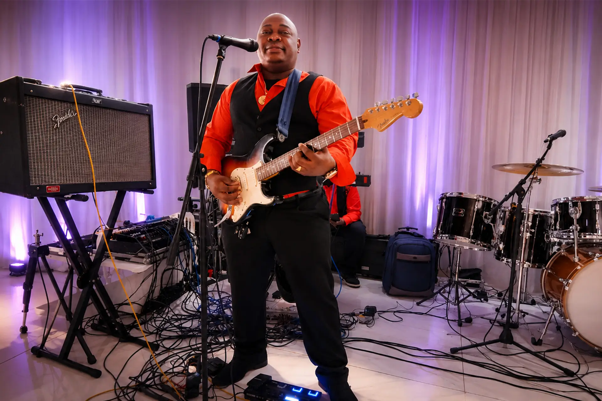 We Lobi Band live tijdens een optreden op een Surinaamse bruiloft