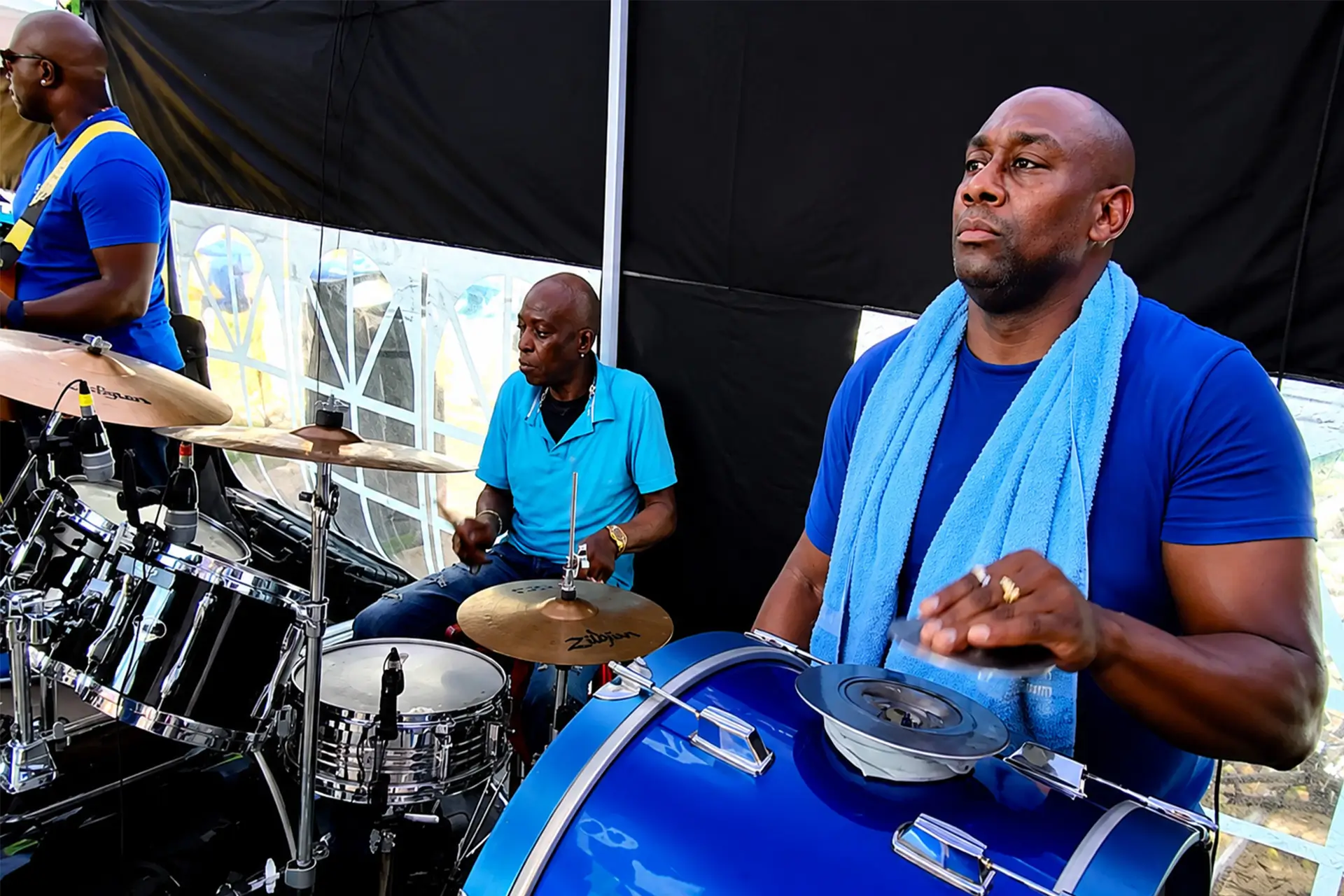 We Lobi Band brengt sfeer en energie op een evenement in Suriname