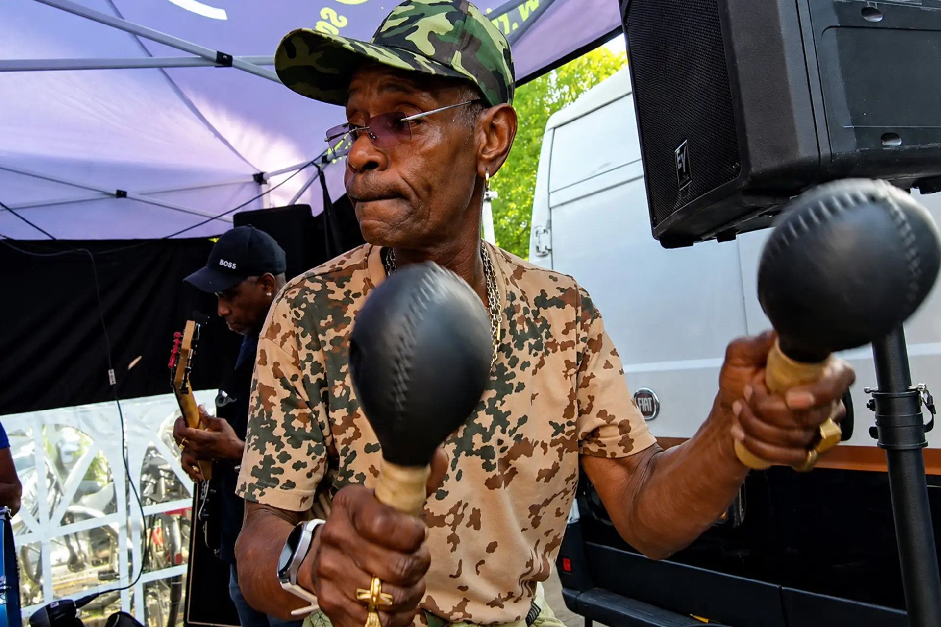 We Lobi Band brengt sfeer en energie op een evenement in Suriname